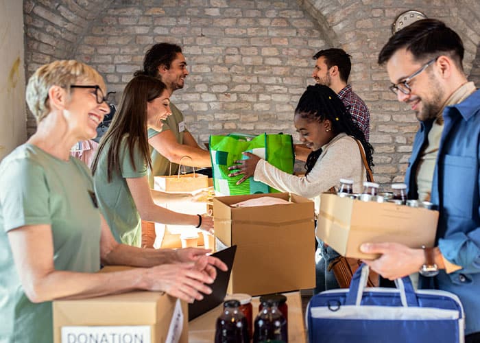 Donate food - A local handing food for donation - Cross Food Ministry